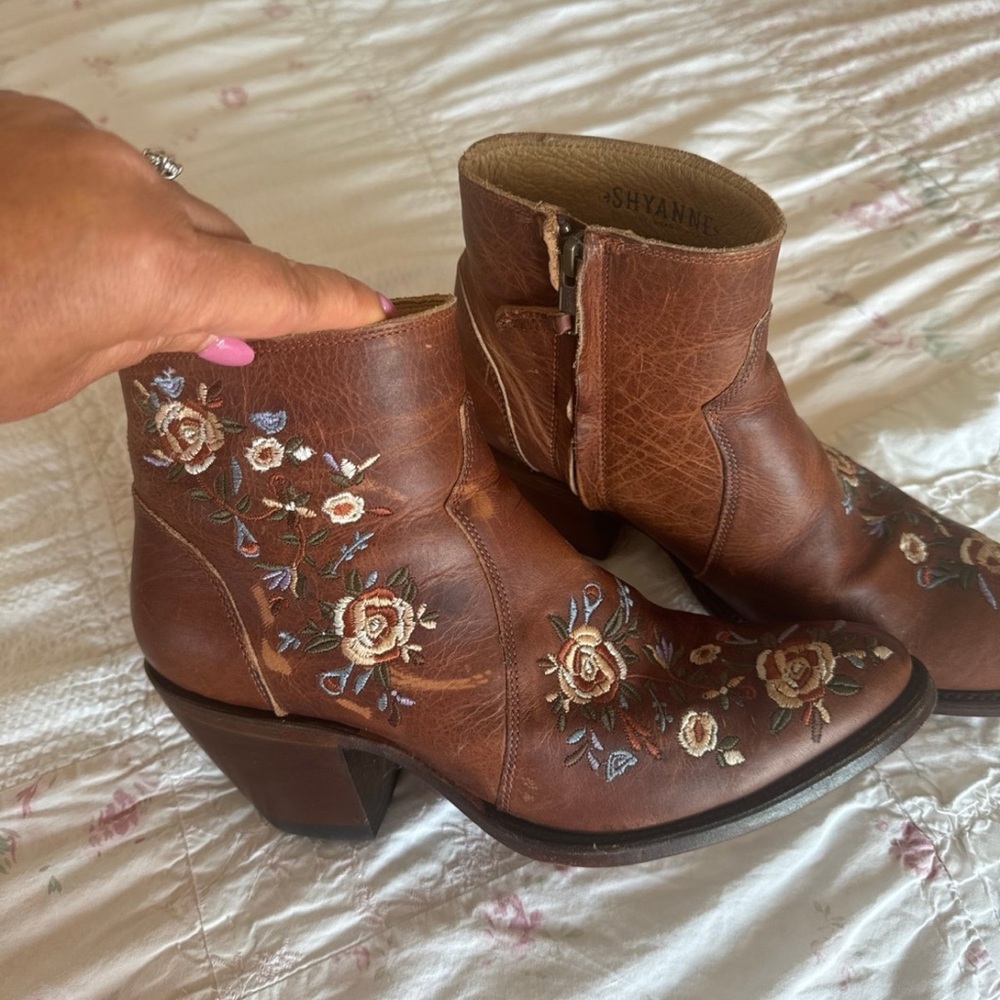 Gorgeous size 7.5 embroidered boots (fit like a size 7).